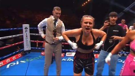 Boxer Daniella Hemsley Flashed The Crowd On Live Tv After。